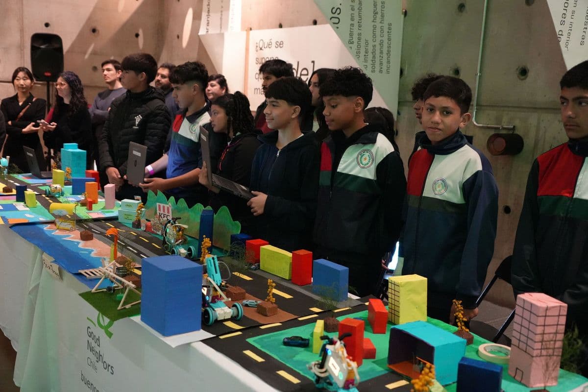 Niños y niñas de tres regiones compartieron sus creaciones en Encuentro de Robótica